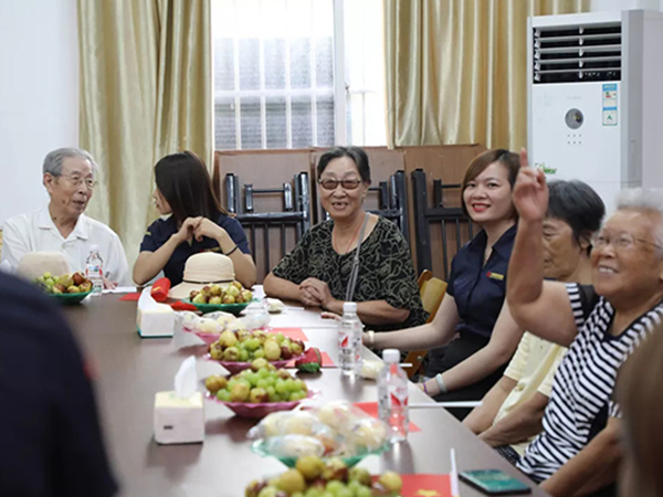 中庭裝飾集團丨“情暖中秋，將愛傳承”——走進金浦社區(qū)慰問高齡老人